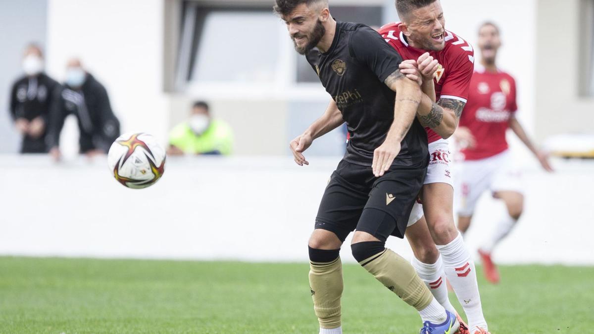 Andrés Carrasco durante el partido frente al Intercity. | ALBERTO DOMÍNGUEZ