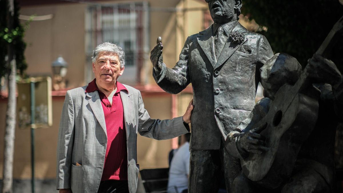 Manuel Iglesias junto a la estatua del Porrina de la plaza de la Soledad de Badajoz.