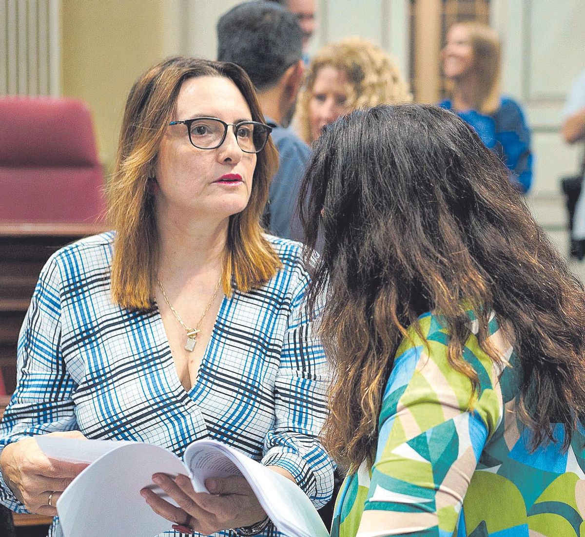 La consejera de Bienestar Social, Candelaria Delgado (izquierda) momentos antes del inicio del pleno.