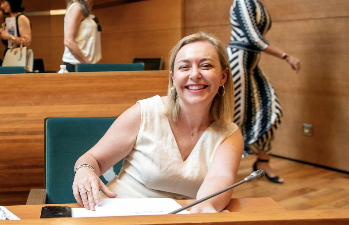 La vicepresidenta de la Diputació en el pleno de la corporación provincial.