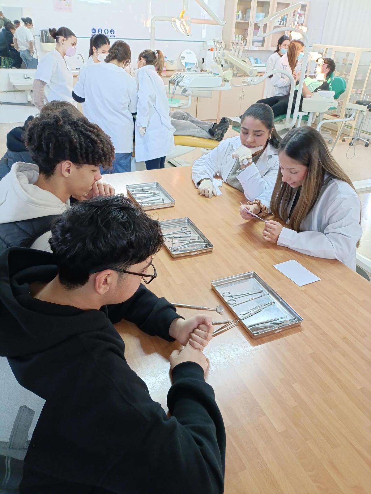 Del taller a la camilla: los alumnos de FP del Silos intercambian ciclos por un día