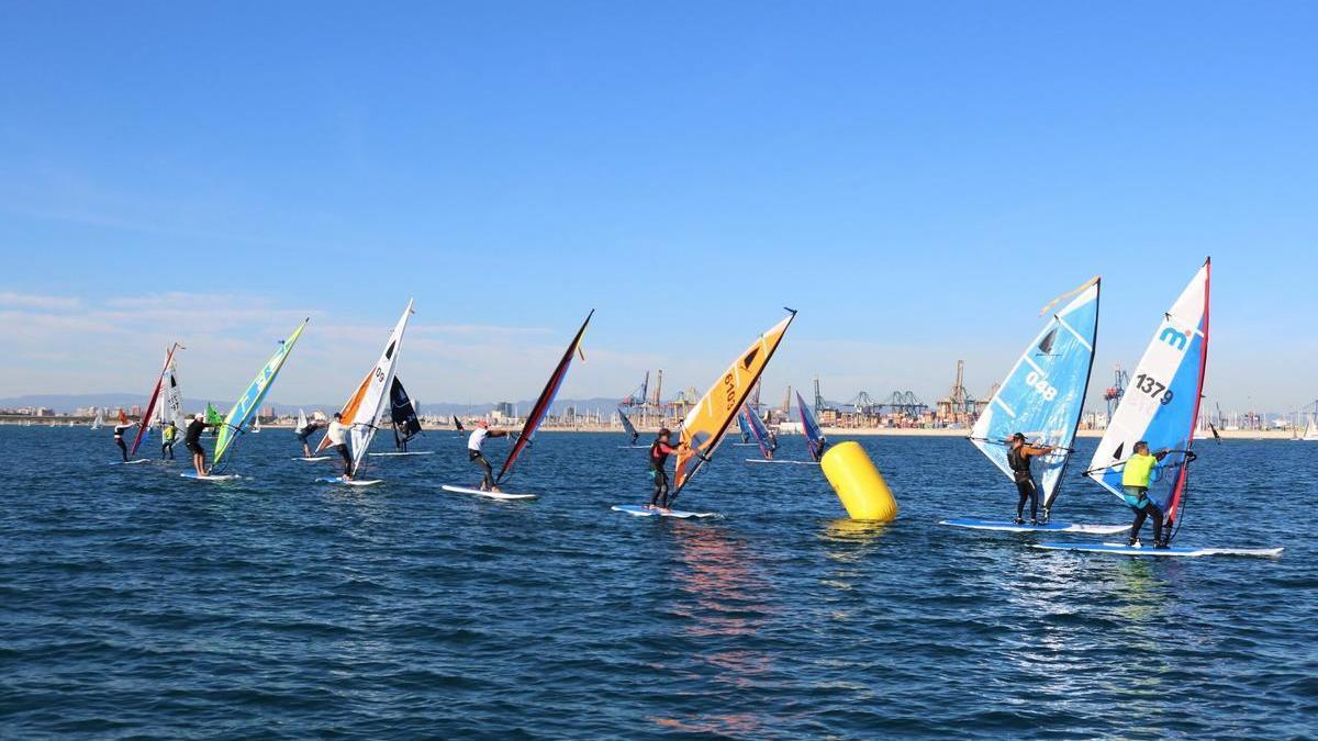 Los windsurfistas en una de las regatas con poco viento