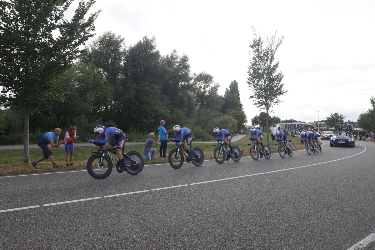 UTRECHT, 19/08/2022.- El equipo Alpecin-Deceuninck, este viernes durante la primera etapa de La Vuelta 2022, con una crono inaugural de 23 kilómetros con salida y llegada en Utrecht . EFE/ Javier Lizón