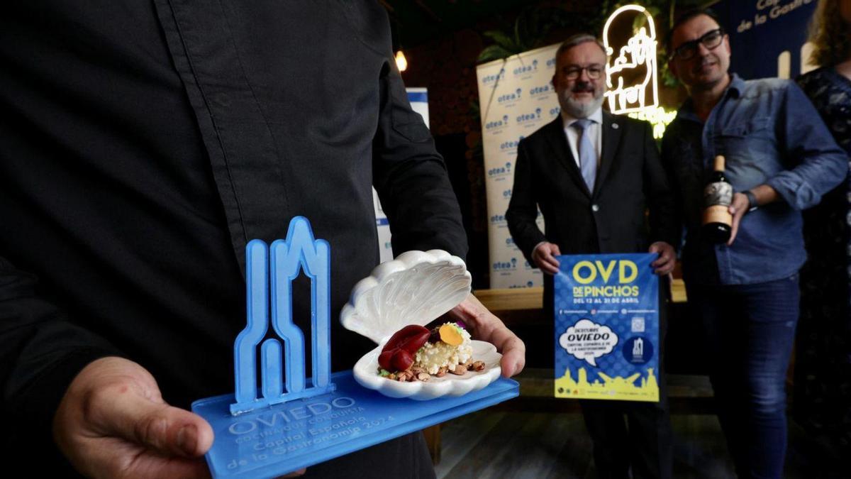 En primer término, el pincho &quot;Oviedo, Capital Gastronómica&quot;, con Alfredo García Quintana, sujetando el cartel del certamen, junto a David Codón.