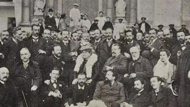 Emilia Pardo Bazán, en una visita al sanatorio de Portacoeli en 1899, junto a Blasco Ibáñez, entre otros.