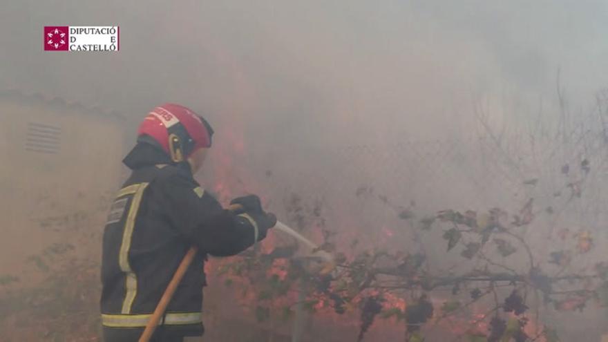 Incendio en l'Alcora provocado por la caída de un camión por un barranco