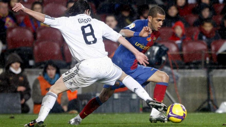 Daniel Alves intenta superar a Gago en el último Barça-Madrid.