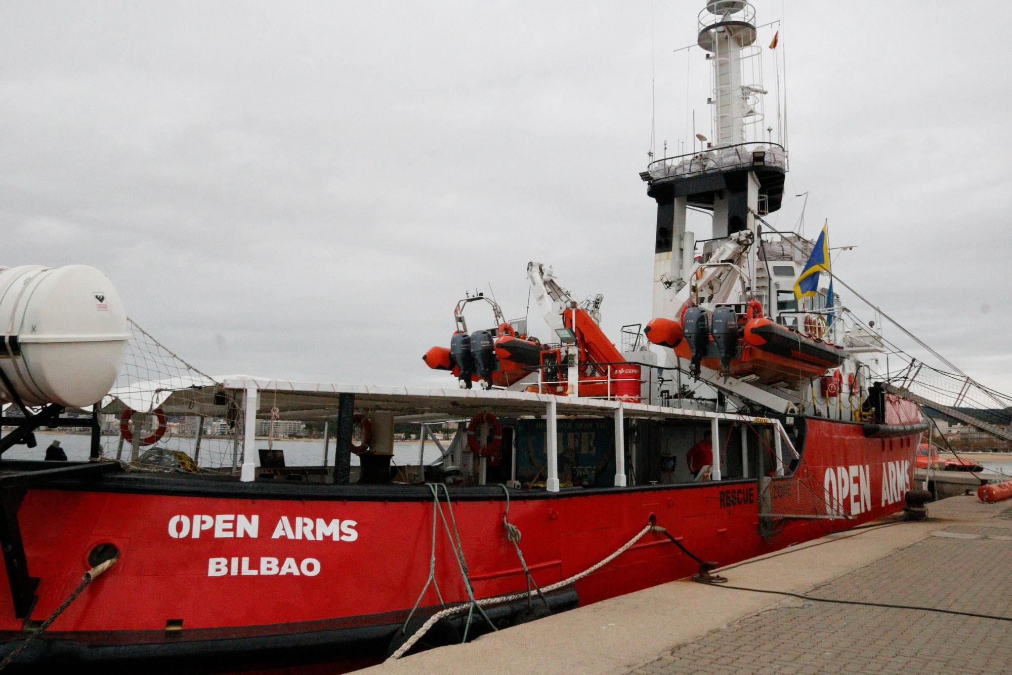 El vaixell d'Open Arms atraca al port de Palamós amb una exposició a bord