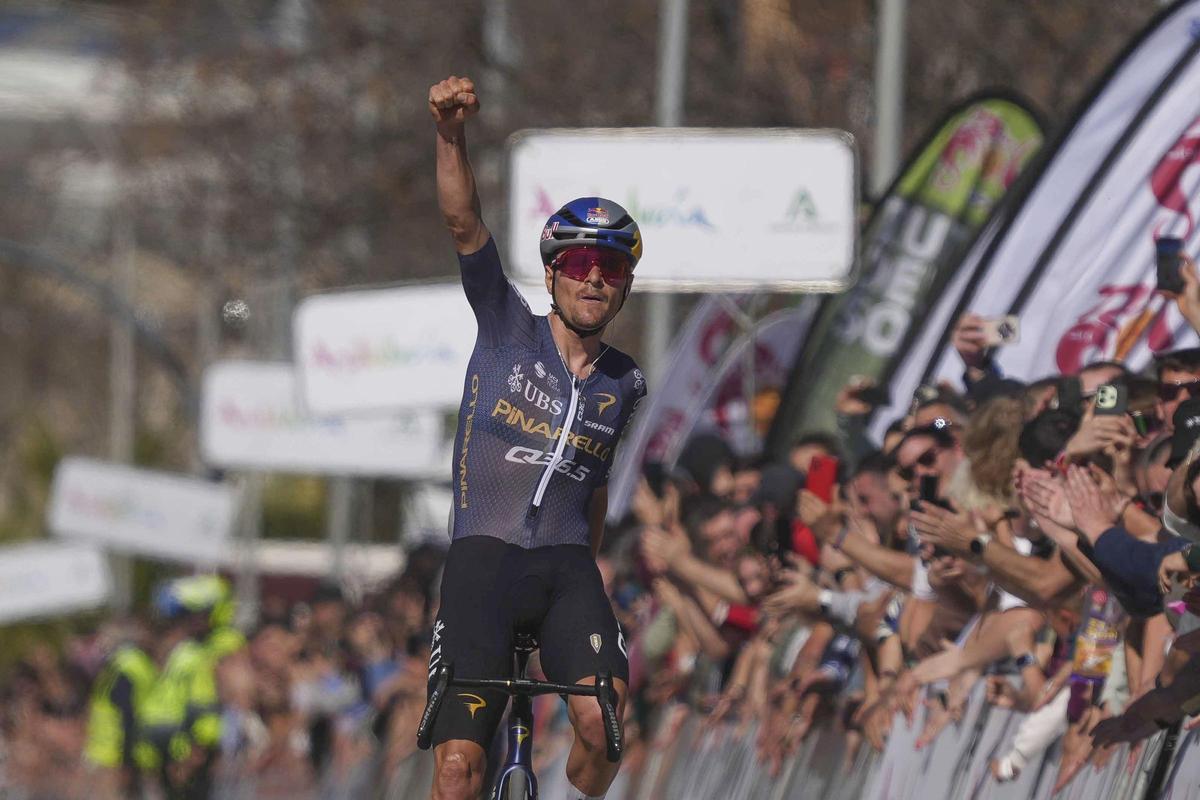 Tom Pidcock celebra la victoria en la etapa de Lucena.