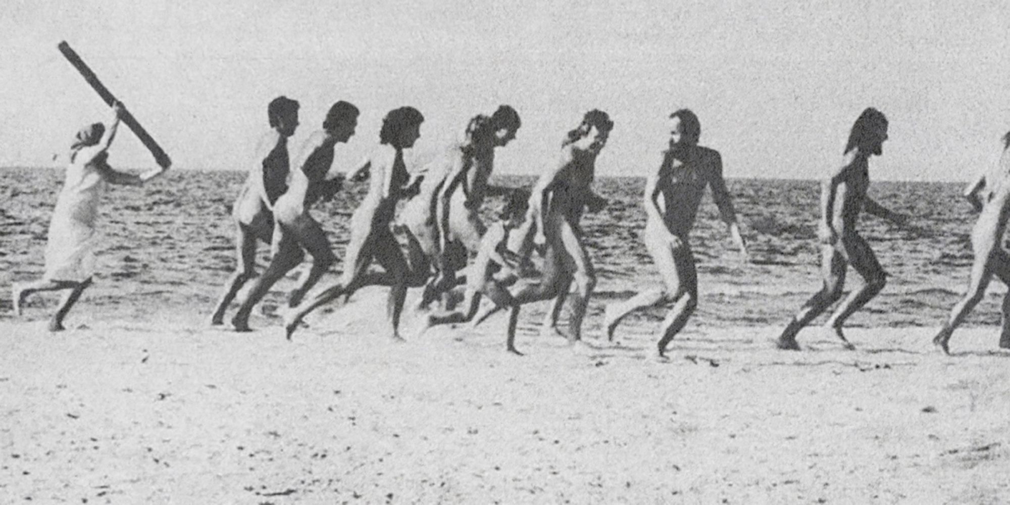 Una vecina de Baroña persigue con una estaca a los nudistas que escapan por la orilla de la playa, en 1983.