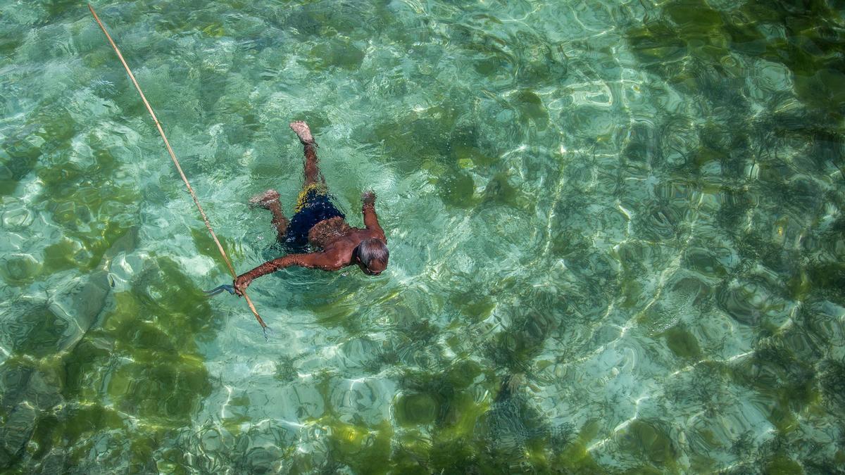 Etnia bajau, los humanos que evolucionaron para vivir en el mar