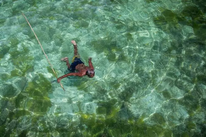 Etnia bajau, los humanos que evolucionaron para vivir en el mar