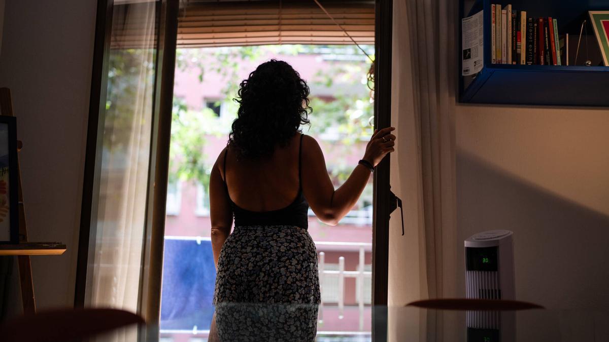 Una mujer de 37 años que comparte piso en Barcelona.