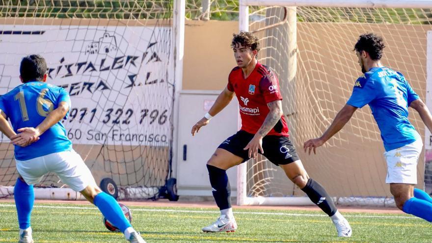 Una imagen del encuentro de esta jornada entre el Formentera y el Atlético Saguntino.  | SDF