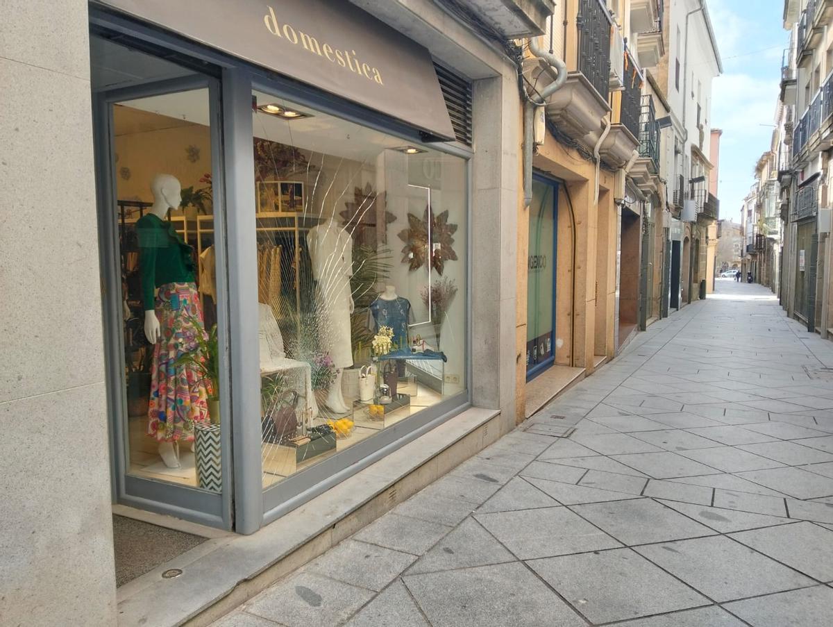 Escaparate de la tienda Domestica en la calle del Rey, roto por un acto vandálico.