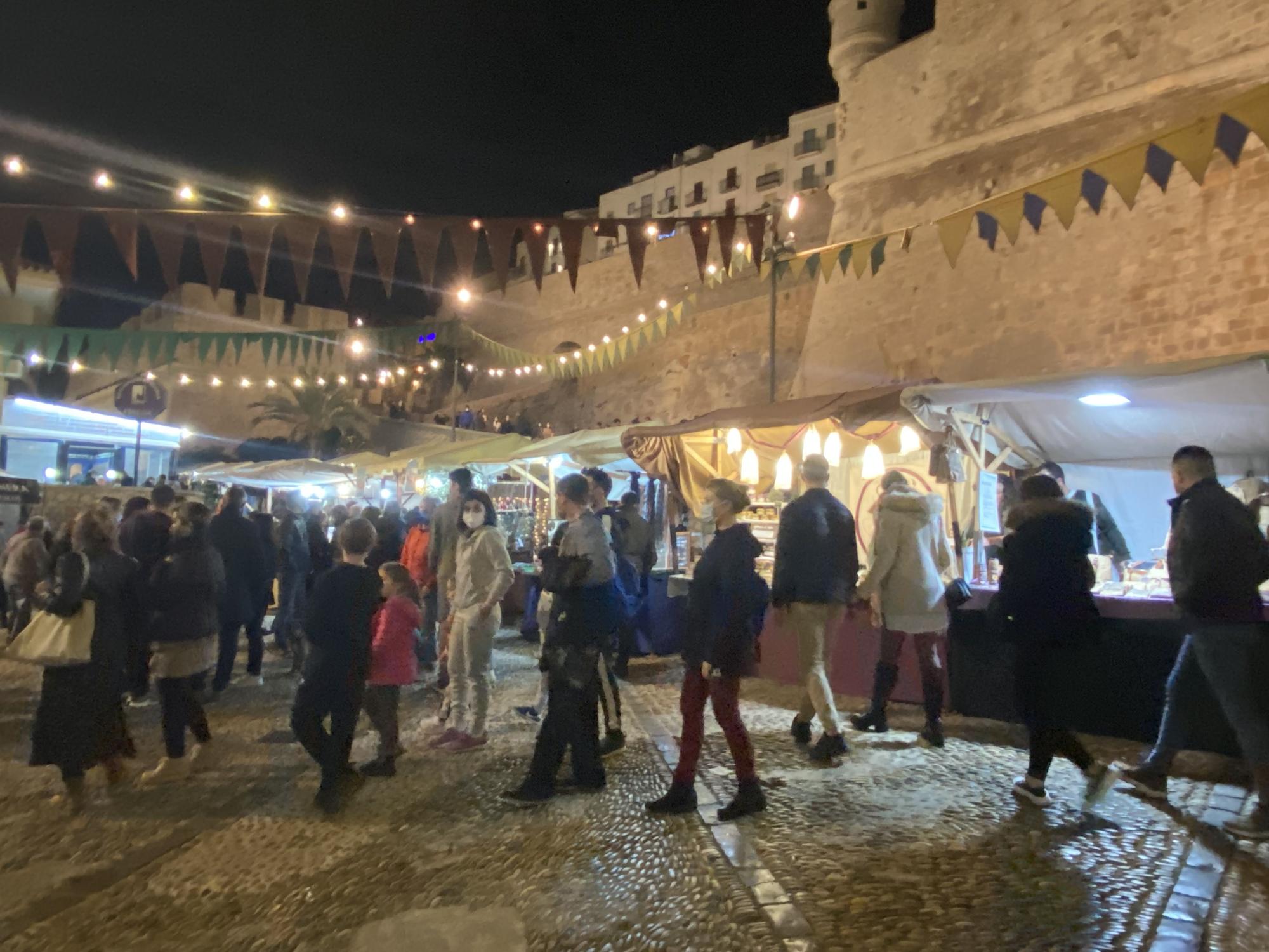 Fusión de luces e historia en Peñíscola con el mercado medieval y el alumbrado de Ferrero Rocher