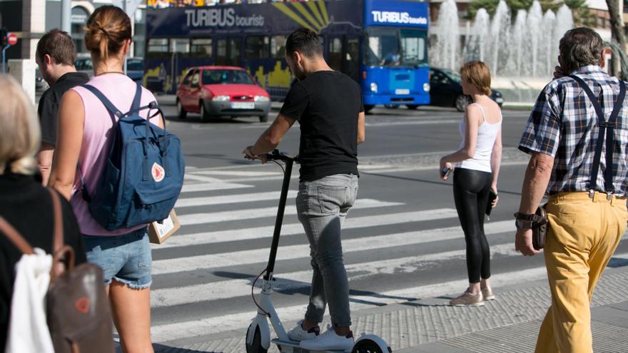 El motivo por el que te pueden multar con 200 euros si vas montado en tu patinete o bicicleta