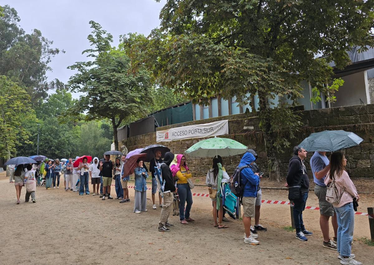Concierto de Viva Suecia: la lluvia no desanima a los fans, que guardan cola en Castrelos Concierto de Viva Suecia: la lluvia no desanima a los fans, que guardan cola en Castrelos