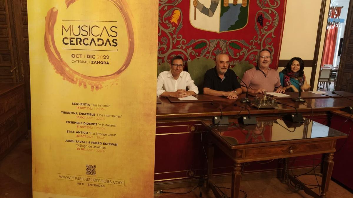 Alberto Martín, José Ángel Rivera, Francisco Guarido y María Eugenia Cabezas, en la presentación de &quot;Músicas cercadas&quot;