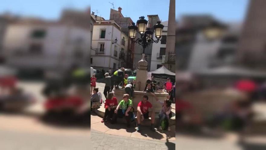 La accidentada celebración de un corredor a su llegada a meta en Tales