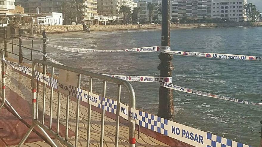 El tramo afectado, vallado por la Policía Local para evitar accidentes.