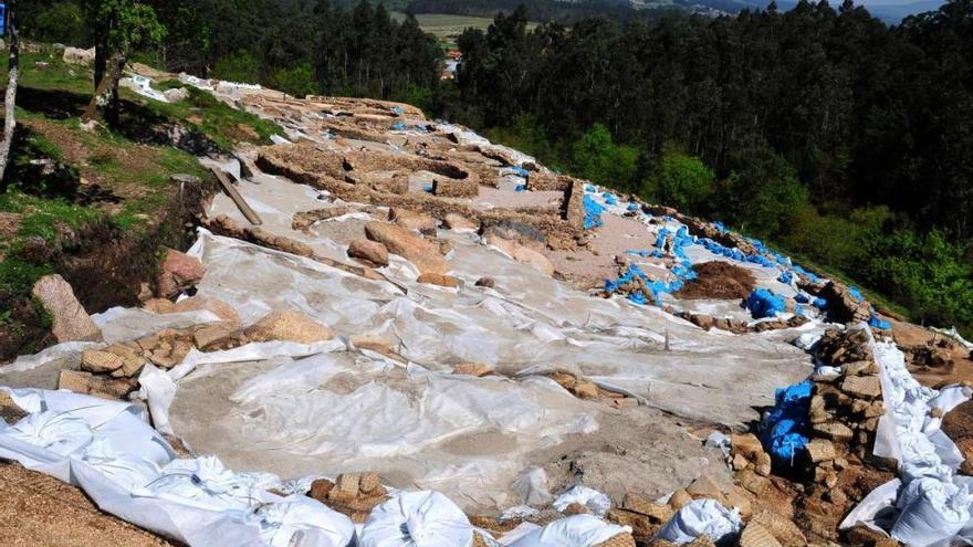 Imagen del castro de Ribadumia cubierto por tela blanca de geotextil, mallas y sacos terreros.  // Iñaki Abella