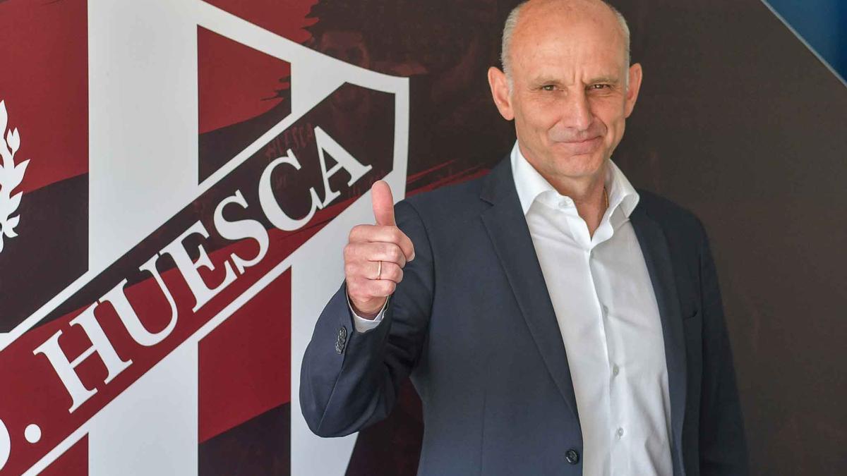 Ángel Martín González, junto al escudo del Huesca en su presentación.