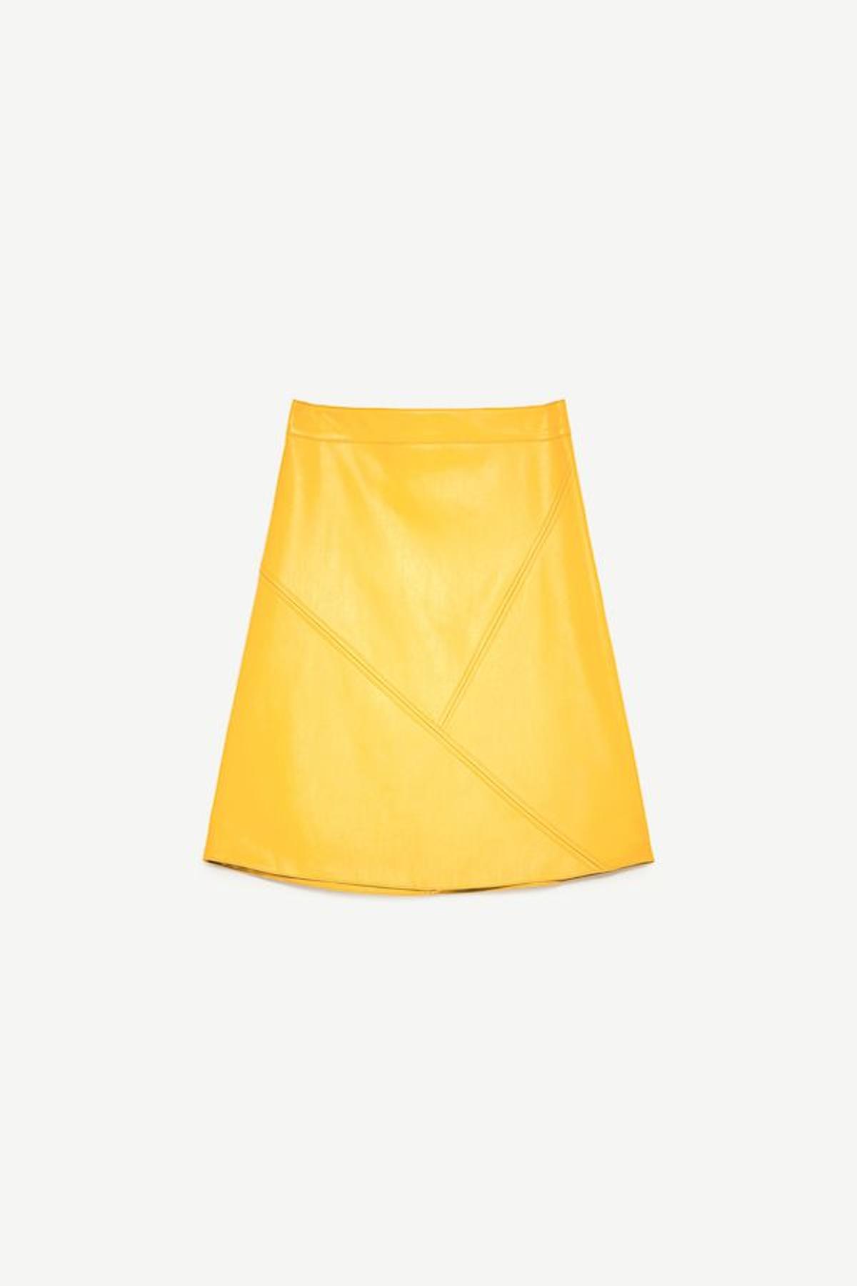 Minifalda de piel amarilla de Zara