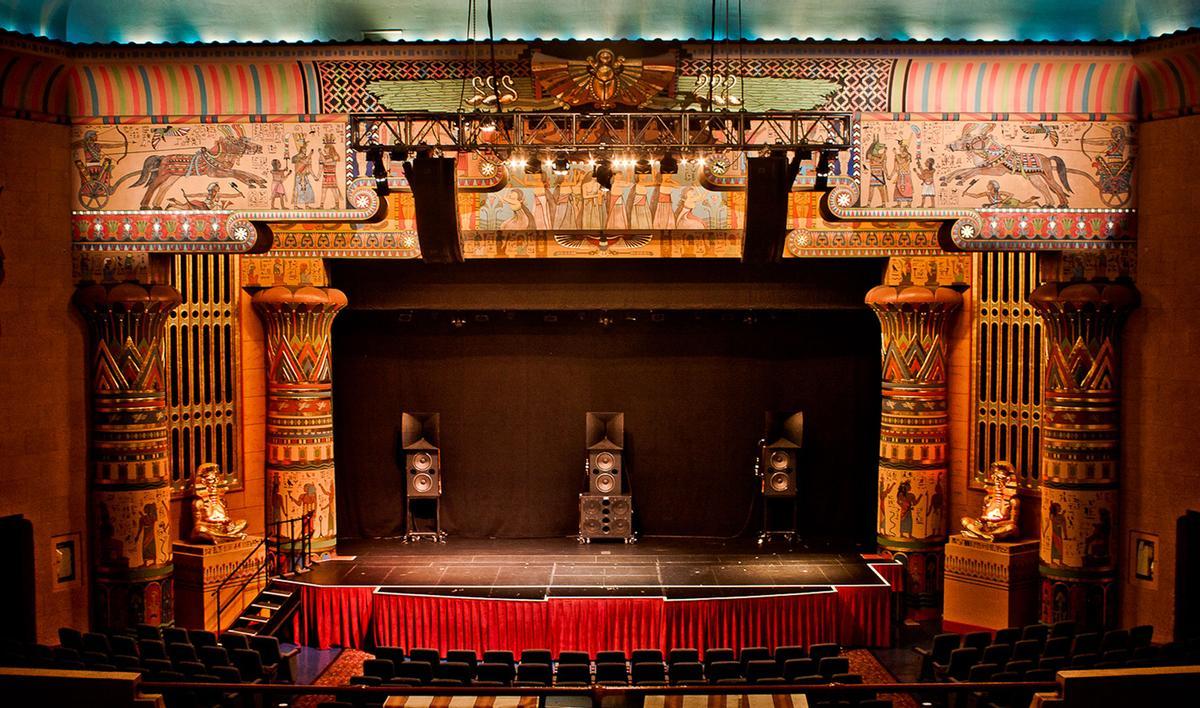 El interior del famoso cine, inspirado en el antiguo Egipto y epicentro de las alfombras rojas más legendarias en las décadas de los 20 y 30 del siglo pasado. El interior del famoso cine, inspirado en el antiguo Egipto y epicentro de las alfombras rojas más legendarias en las décadas de los 20 y 30 del siglo pasado.