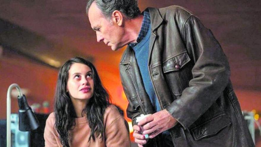 Milena Smit y José Coronado, en ‘La chica de nieve’.   | // NETFLIX