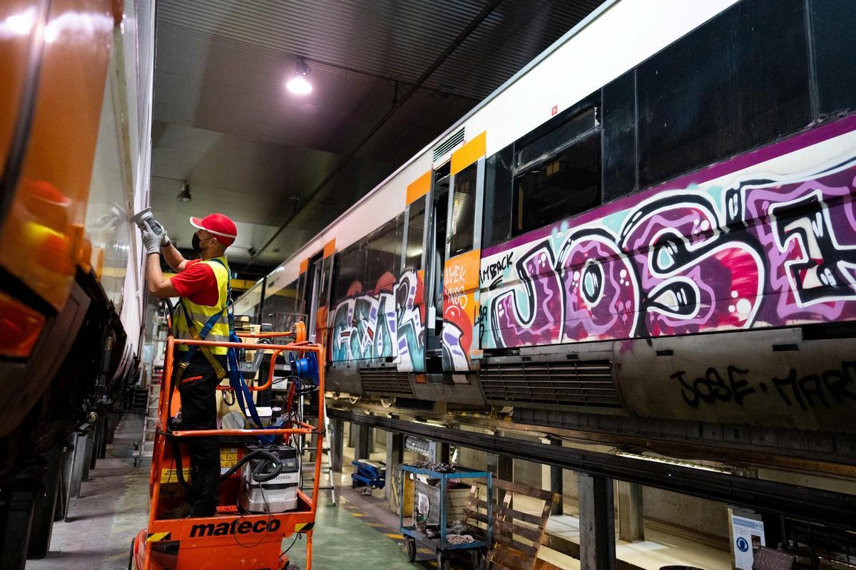 Neteja de grafits en un taller de manteniment de Renfe