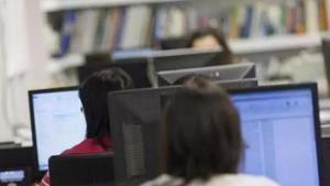 Personas trabajando en una oficina.