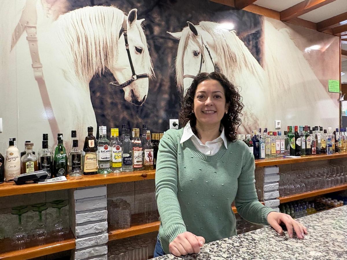 Tania Rodríguez tras la barra de La Perla.