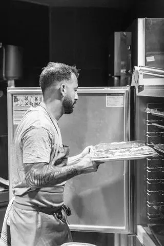Raúl Torres da forma a Alba, uno de los mejores secretos gastronómicos del sur