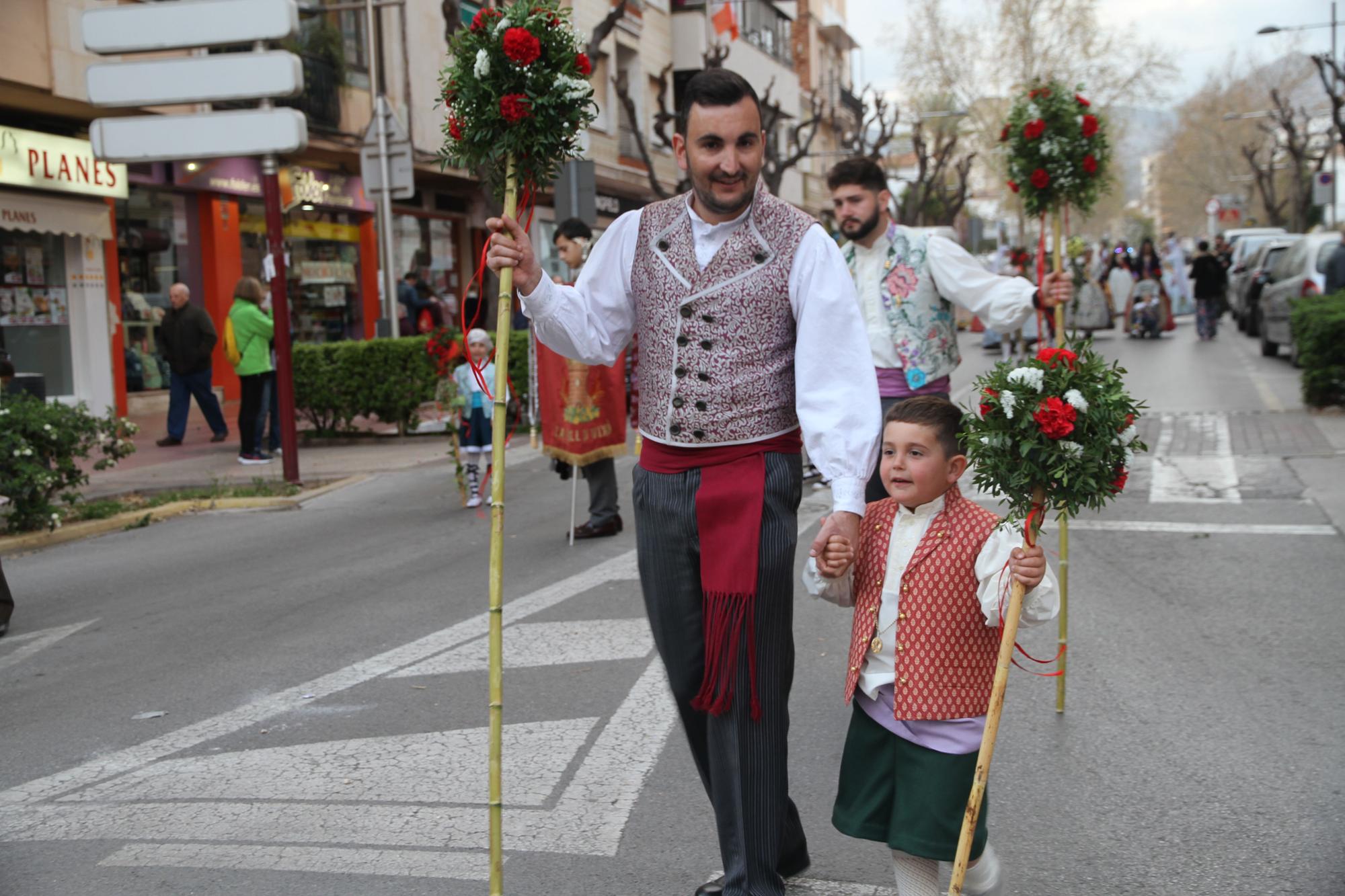 Emotiva y participativa ofrenda en las Fallas de la Vall