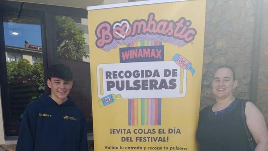 Kike García, de 15 años, primer vecino en comprar el abono del Boombastic con el descuento para los residentes en Llanera