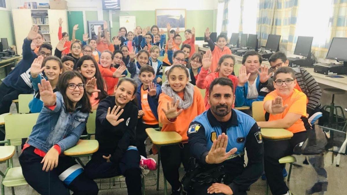 El agente tutor Marcos Val con un grupo de alumnos del CEIP Infanta Elena de La Orotava.