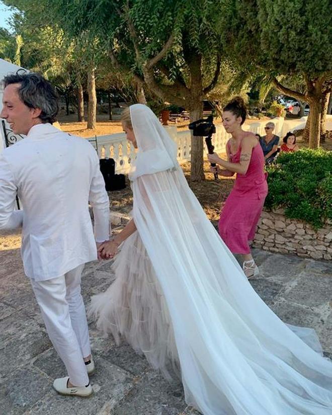 El vestido de novia con capa de Dior de Blanca Miró