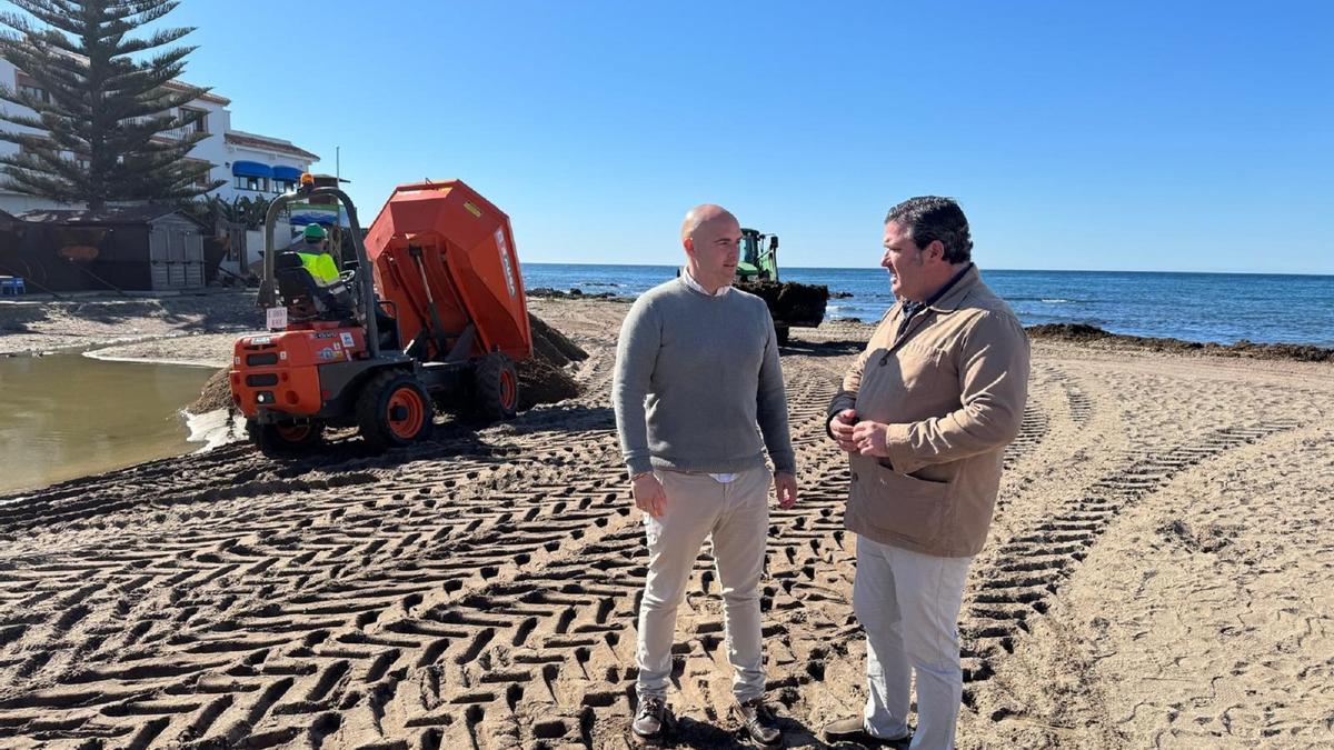 Mijas prepara sus playas para la llegada de turistas en Semana Santa.