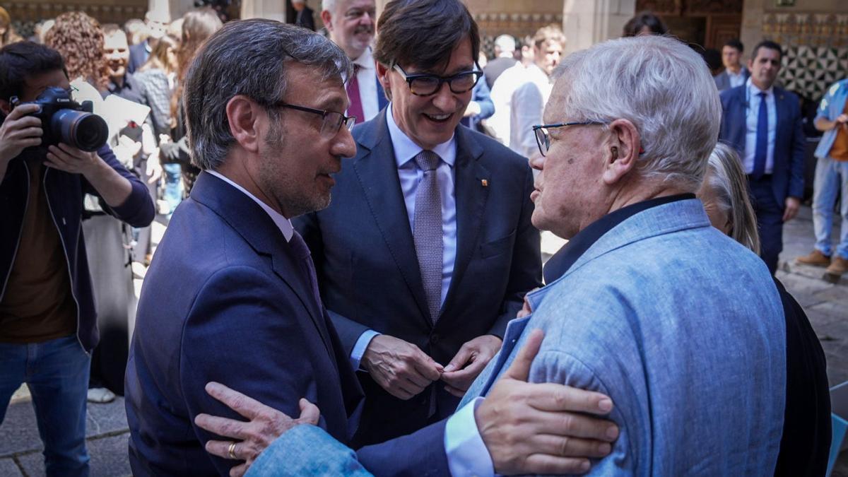 El president de la Generalitat, Salvador Illa, y el conseller de Política Lingüística, Francesc Xavier Vila, durante la firma del Pacte Nacional per la Llengua.