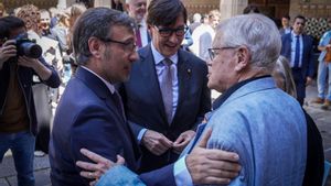 El president de la Generalitat, Salvador Illa, y el conseller de Política Lingüística, Francesc Xavier Vila, durante la firma del Pacte Nacional per la Llengua.