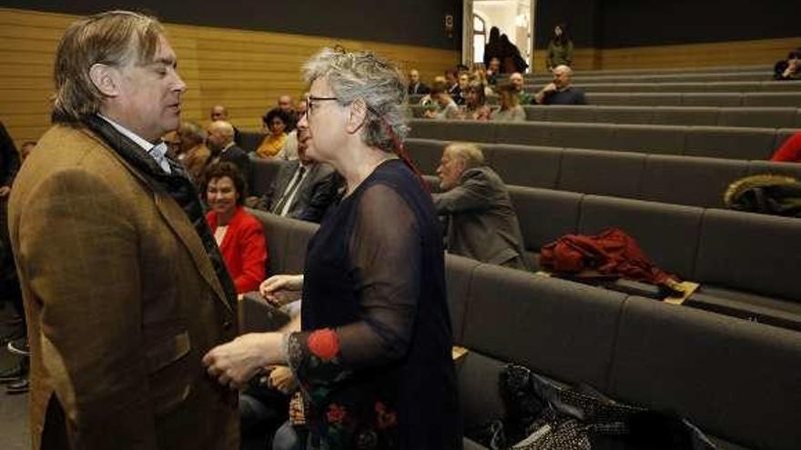 López-Asenjo charla con la candidata del PSOE, Ana González, en un acto de LA NUEVA ESPAÑA.