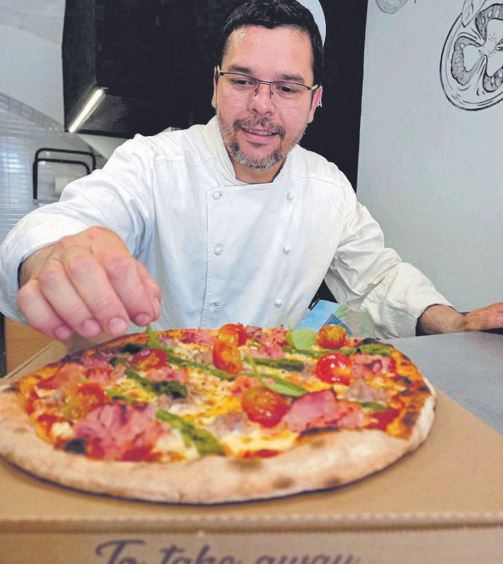 Ariel Zazzetta posant el darrer toc en una de les seves pizzes