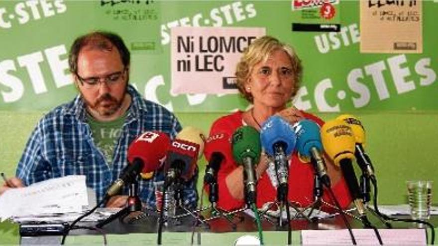 La portaveu d&#039;Ustec·STEs, Rosa Cañadell, i David Córdoba, del secretariat general del sindicat.