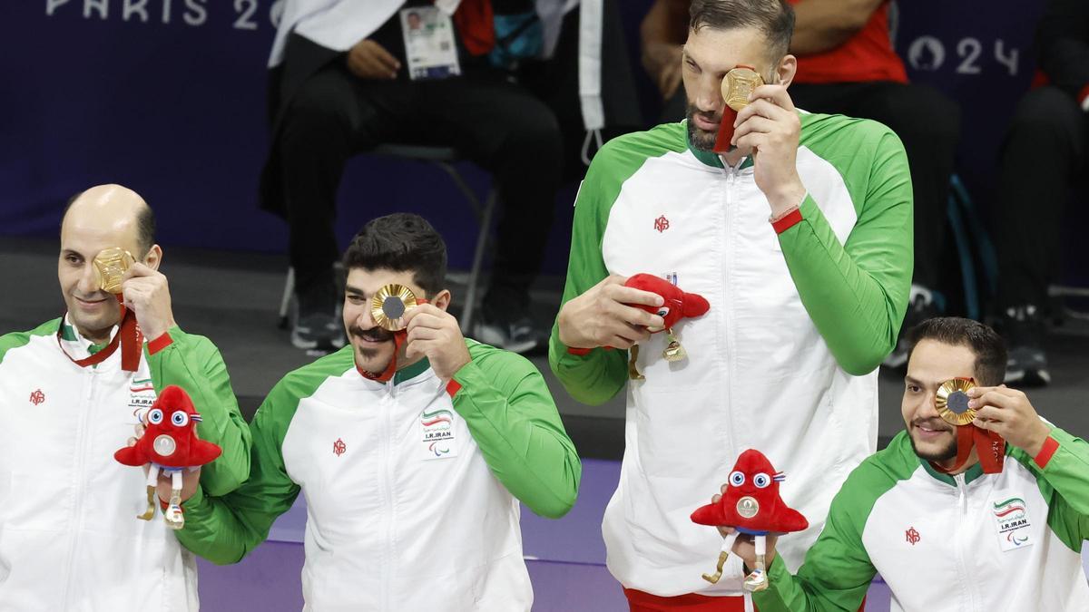 El jugador iraní de voleibol sentado Morteza Mehrzad, tras conquistar su tercer oro olímpico.