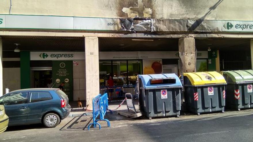 La policía investiga las causas de los incendios de coches y contenedores