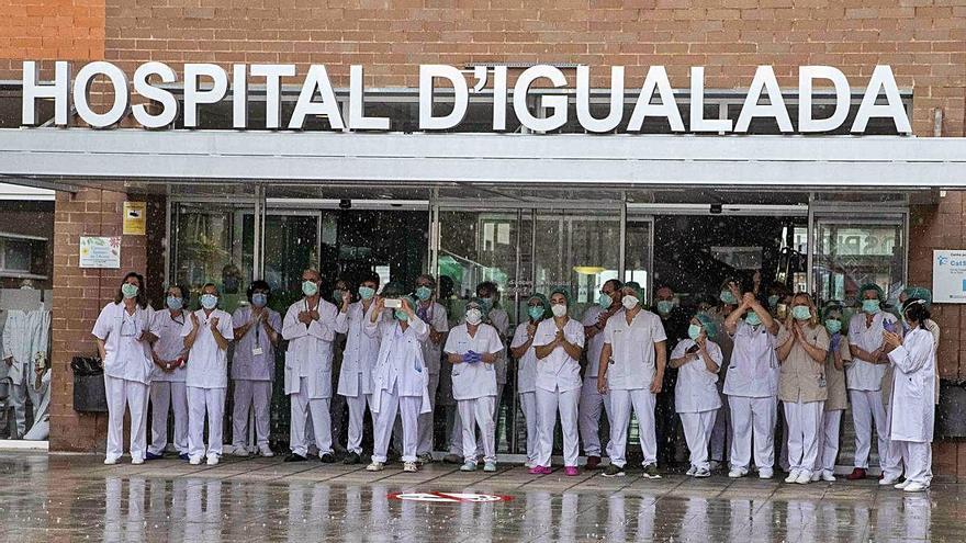 L&#039;Hospital d&#039;Igualada amb el personal sanitari tornant l&#039;aplaudiment dels membres dels cossos d&#039;emergència