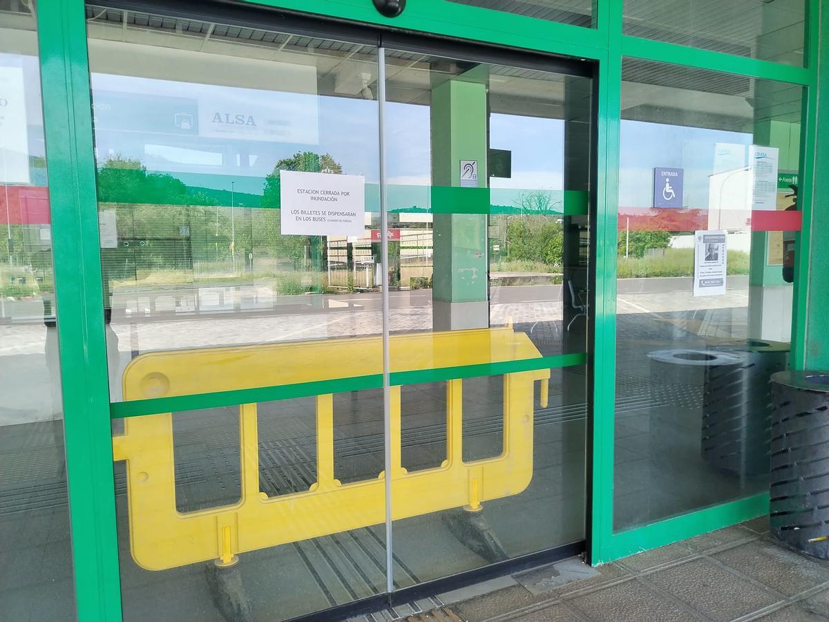 La estación de autobuses de Plasencia, cerrada, este lunes por la tarde.
