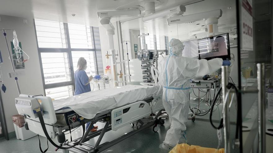 Los hospitales de Son Espases y Son Llàtzer cierran este verano menos camas que nunca y mantienen la actividad quirúrgica y asistencial