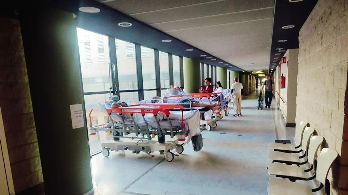 Pacientes en los pasillos del Hospital Doctor Negrín de Gran Canaria.